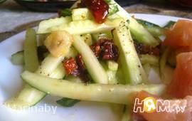 Салат из свежих огурцов с сушеными помидорами