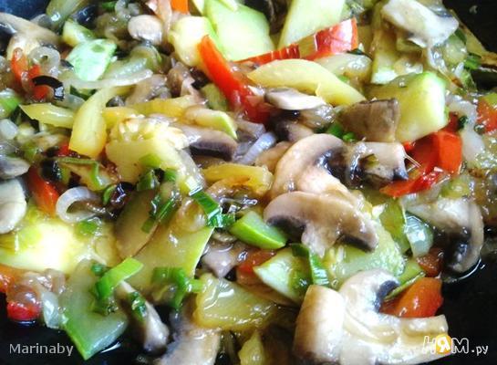 Рецепт Кабачки с шампиньонами и овощами в Воке