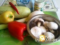 Приготовление кабачков с шампиньонами и овощами в Воке: шаг 1