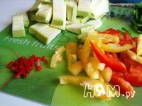 Приготовление кабачков с шампиньонами и овощами в Воке: шаг 3