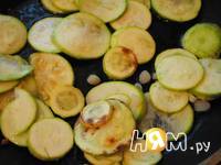 Приготовление омлета с кабачками и чесноком: шаг 2