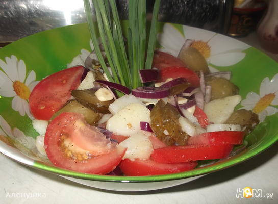 Салат с помидором, картофелем и соленым огурцом