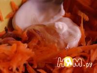 Приготовление салата из морковки с крыжовником и медом: шаг 3