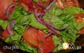 Салат из помидоров с маринованным луком