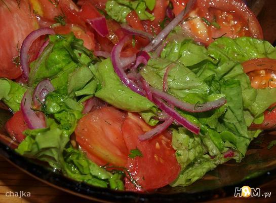 Салат из помидоров с маринованным луком