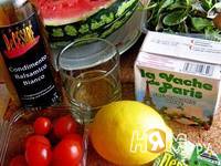 Приготовление салата с арбузом, черри, брынзой и мятой: шаг 1
