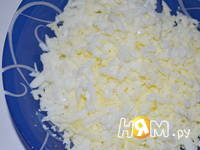 Приготовление салата с фасолью и крабовыми палочками: шаг 2
