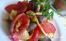 Теплый салат с куриными сердечками и овощами
