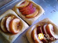 Приготовление слоеных пирожных с инжиром и персиками: шаг 8