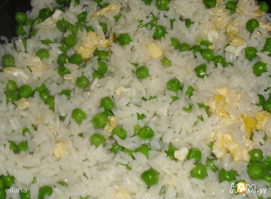 Рис с  яйцом и зеленым горошком