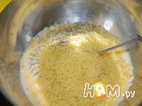 Приготовление мясного лукошка с вермишелью и сыром: шаг 8