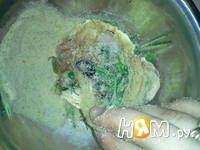 Приготовление куриных бедер в панировке с зеленью: шаг 5