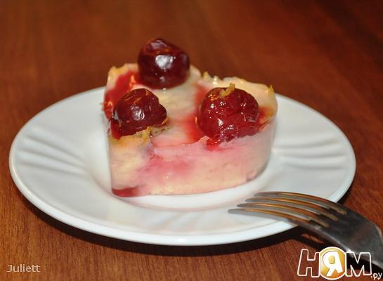 Творожное пирожное с ягодами