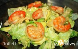 Зеленый салат с креветками в кляре