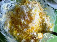Приготовление сырного салата в помидорных лодочках: шаг 4