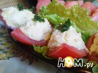 Приготовление сырного салата в помидорных лодочках: шаг 10