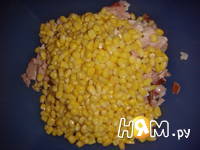 Приготовление салата с копченой курицей и кукурузой: шаг 2