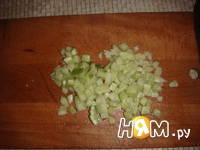 Приготовление салата с копченой курицей и кукурузой: шаг 4
