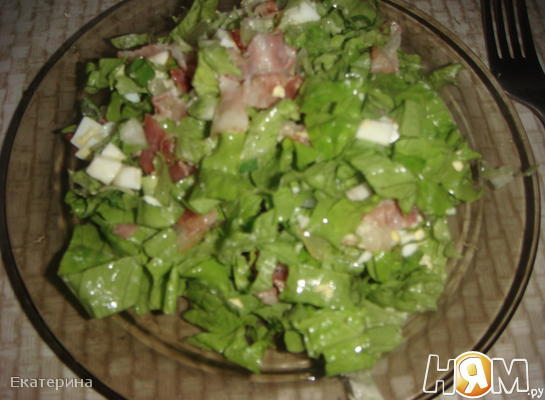 Зеленый салат с беконом