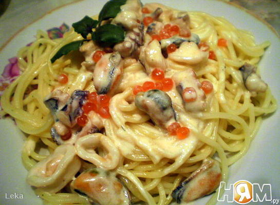 Спагетти с морепродуктами в сырном соусе