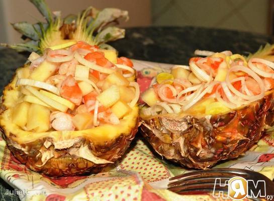 Рецепт Салат с креветками в ананасе