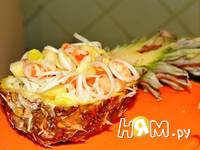 Приготовление салата с креветками в ананасе: шаг 4