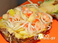 Приготовление салата с креветками в ананасе: шаг 5