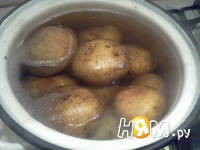 Приготовление салата с картошкой  и соленым огурцом: шаг 2