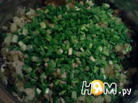 Приготовление салата с картошкой  и соленым огурцом: шаг 7