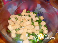 Приготовление салата из сельди с сухариками: шаг 2