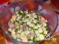 Приготовление салата из сельди с сухариками: шаг 4