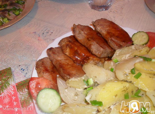 Свиные стейки под соусом с запеченым картофелем