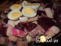 Приготовление салата со свеклой, сельдью и яйцом: шаг 6