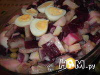 Приготовление салата со свеклой, сельдью и яйцом: шаг 7