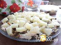Приготовление слоеного салата с курицей и ананасами: шаг 10