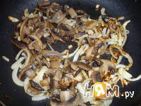 Приготовление салата с грибами и крабовыми палочками: шаг 2
