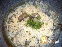Приготовление салата с грибами и крабовыми палочками: шаг 5