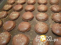 Приготовление шоколадных макаронс: шаг 19