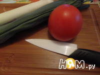 Приготовление салата из помидоров с луком-пореем: шаг 1