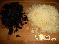 Приготовление салата с яйцом, сыром и кукурузой: шаг 1