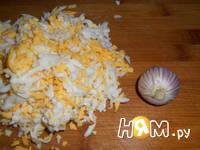 Приготовление салата с яйцом, сыром и кукурузой: шаг 2