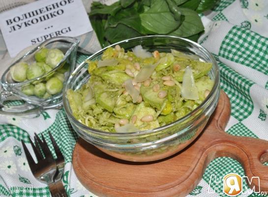 Салат из брюссельской капусты с сельдереем и песто
