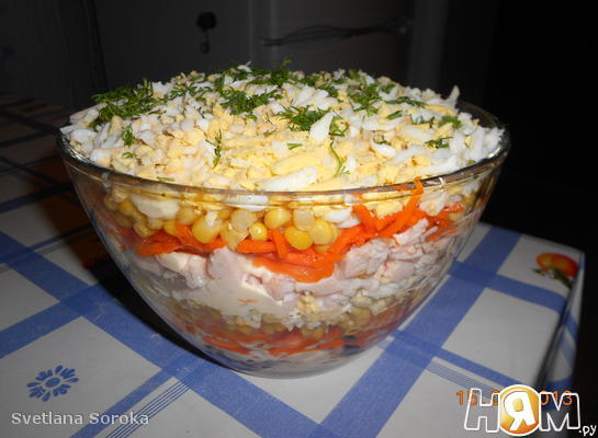 Простой и вкусный рецепт салата с копченой курицей и корейской морковкой