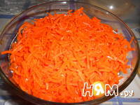 Приготовление слоеного салата с морковью по-корейски: шаг 2