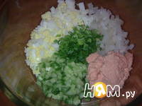 Приготовление салата с кальмаром и икрой мойвы: шаг 2