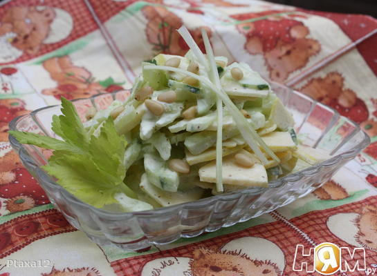 Салат с сельдереем и яблоком "Вегетерия"