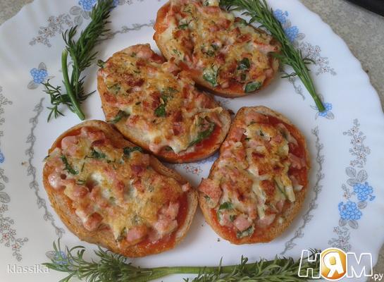 Горячие бутерброды с сосисками и сыром на сковороде — рецепт с фото пошагово