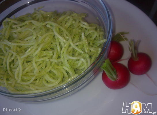 Спагетти с песто из листьев редиски