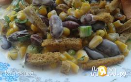 Салат из кукурузы и фасоли с сухариками
