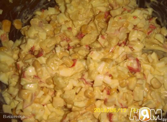 Рецепт Салат с крабовыми палочками, ананасами и кукурузой